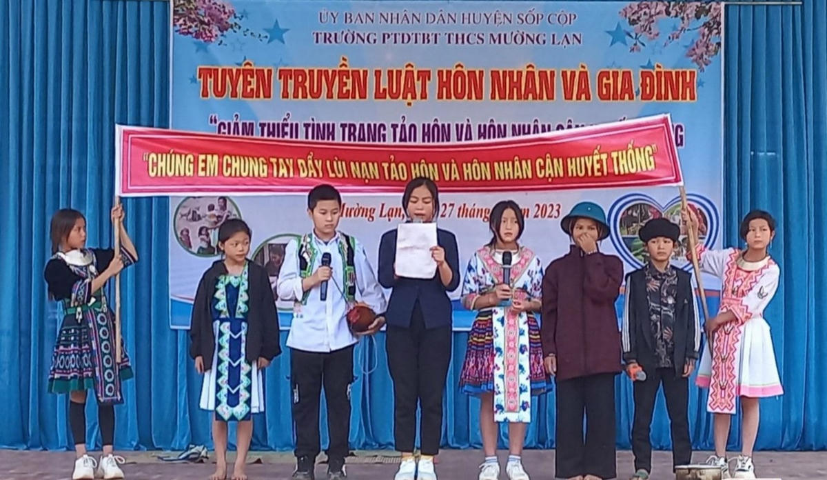 Buổi học ngoại khóa tuyên truyền về nạn tảo hôn và hôn nhân cận huyết thống trên địa bàn tỉnh.