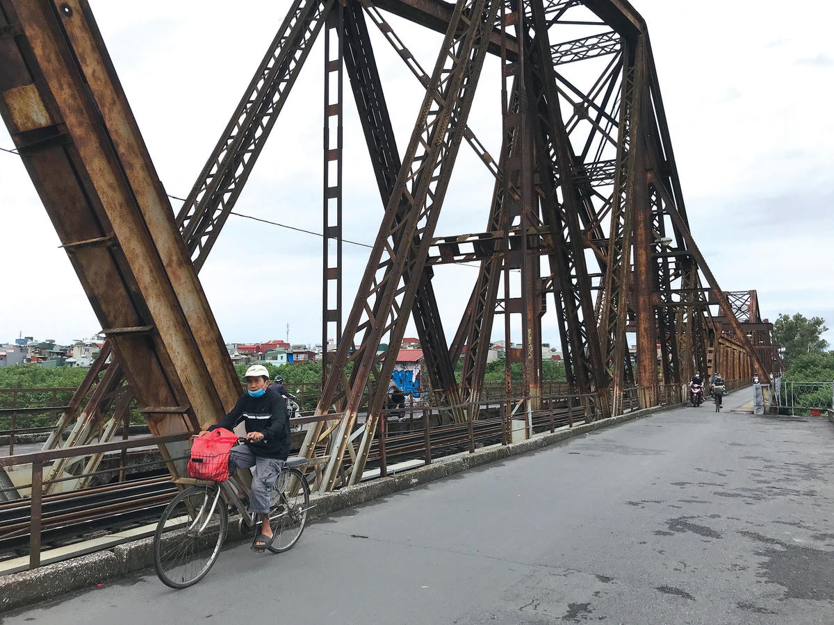 Cầu Long Biên - biểu tượng gắn bó với người Hà Nội. Ảnh: Thư Hoàng.  