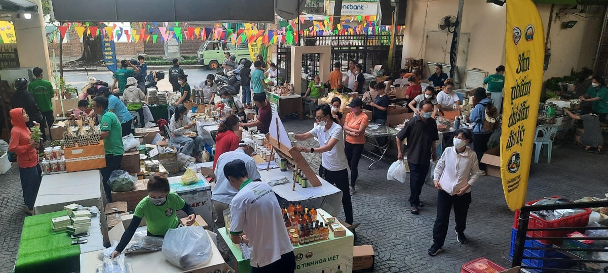 Không gian Phiên chợ Xanh - Tử tế lần thứ 300.