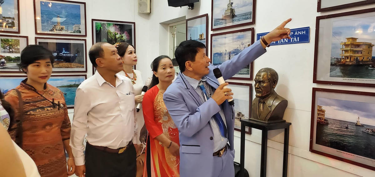 Triển lãm ảnh 'Trường Sa - Nhà Giàn' thu hút nhiều lượt khách thăm quan