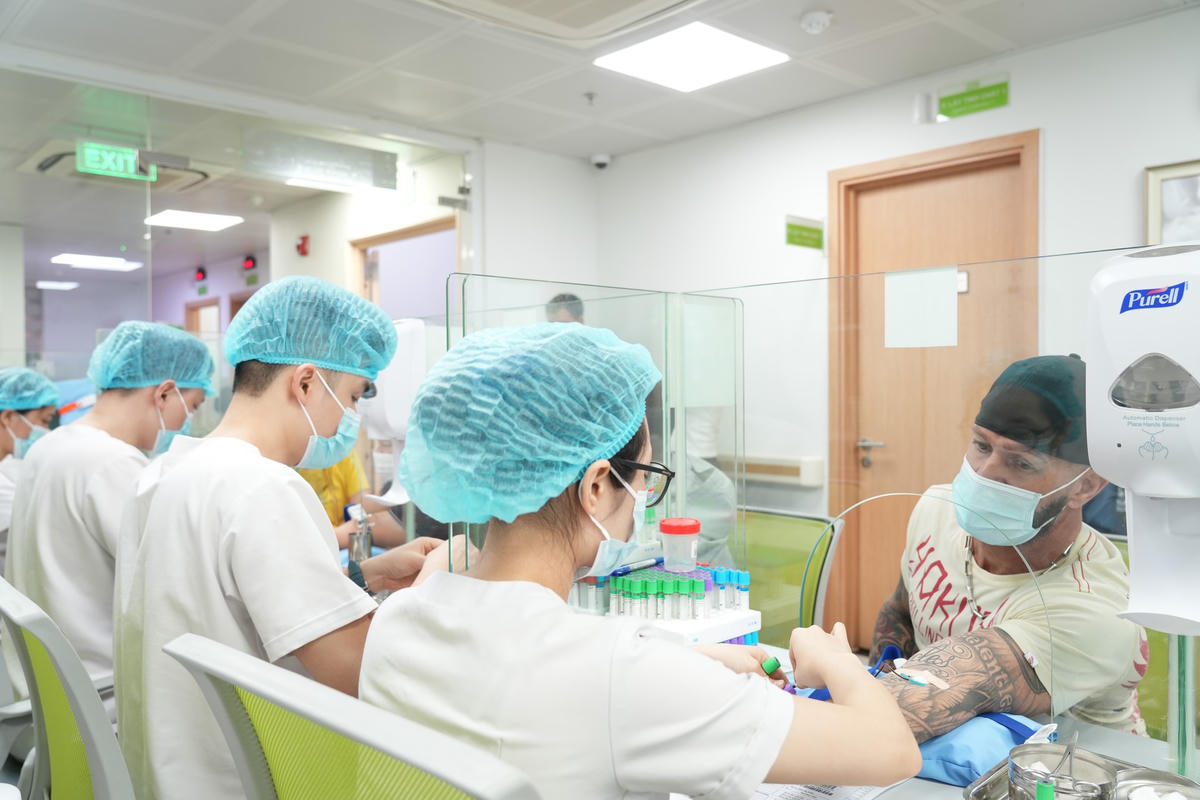 Lấy mẫu xét nghiệm cho bệnh nhân thăm khám.