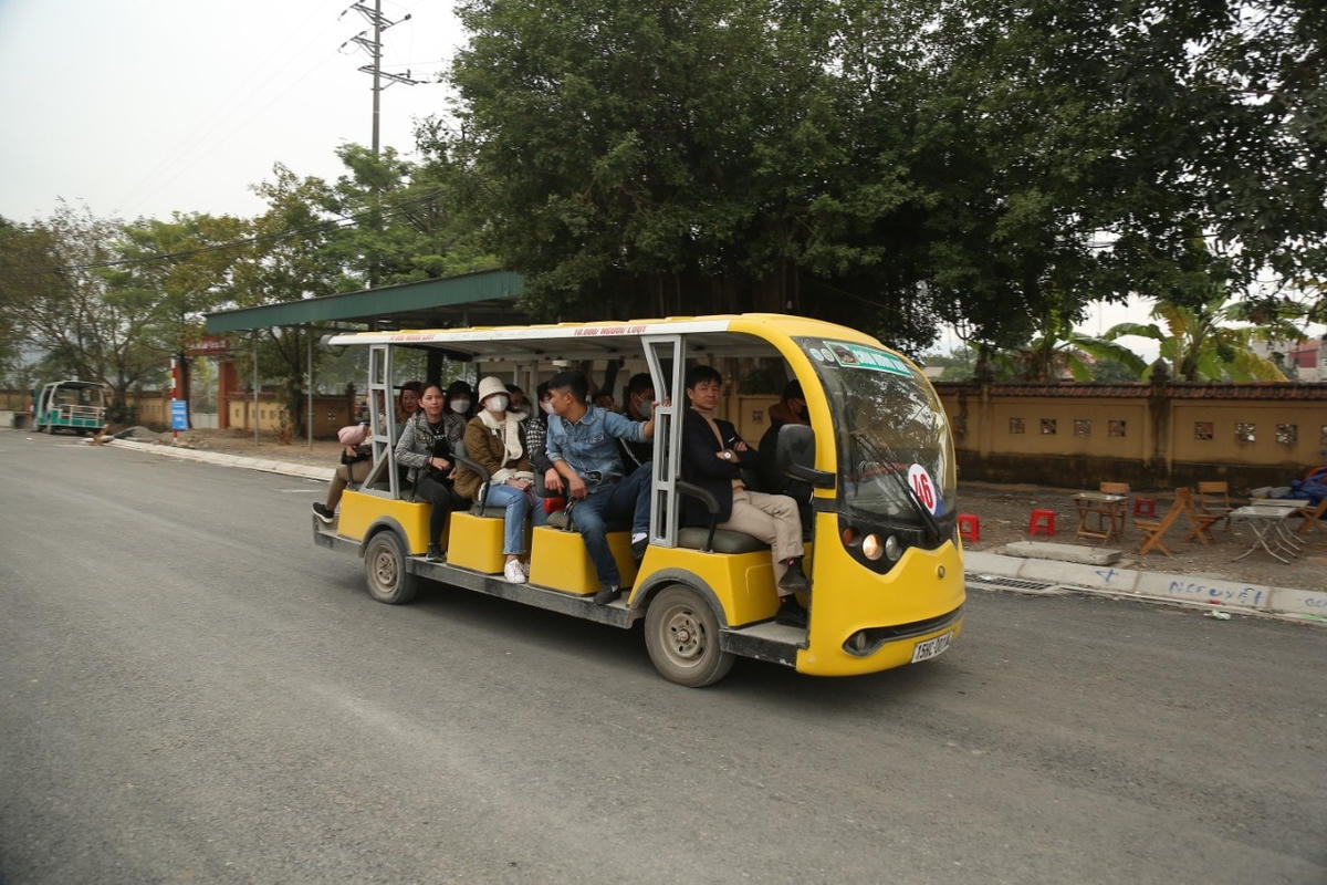 Hành khách đi xe điện vào khu di tích chùa Hương.