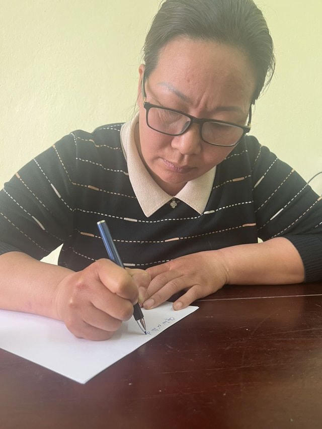 Bùi Thị Hà viết tường trình sự việc tại cơ quan Công an.