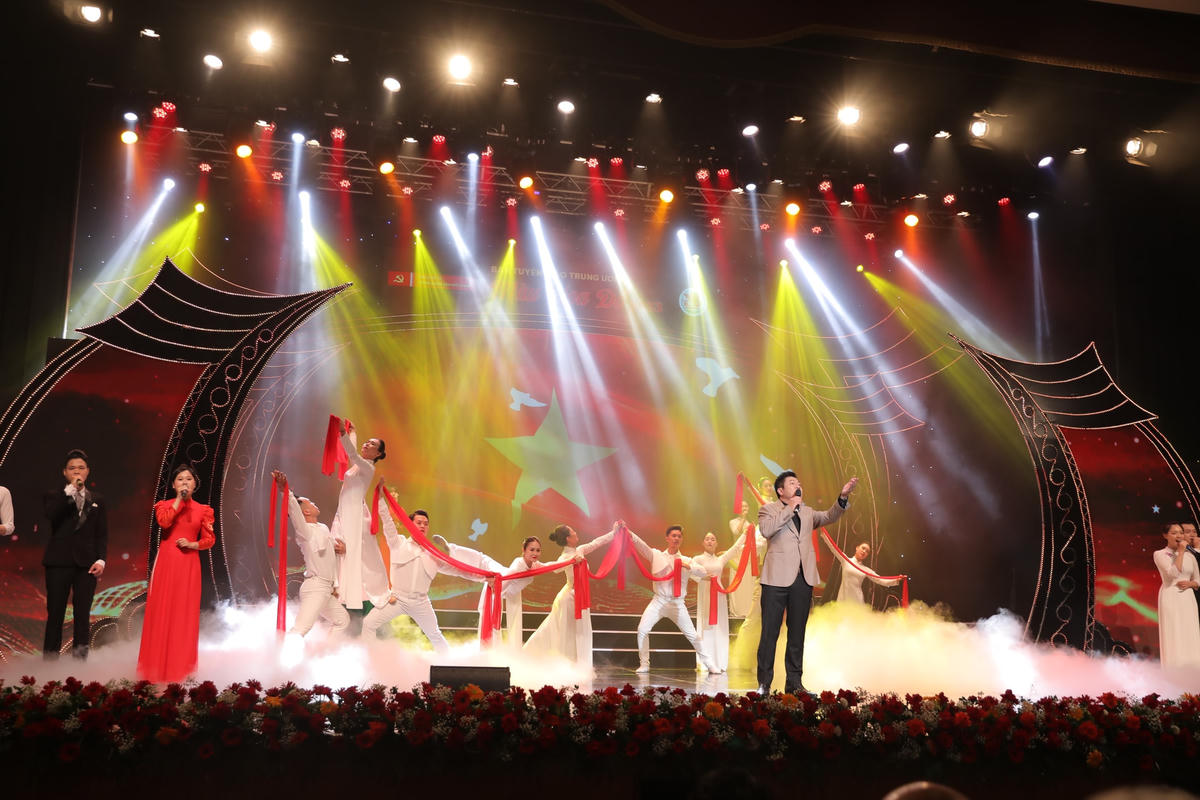 Chương trình nghệ thuật 'Màu hoa đỏ' lần thứ 16 –&nbsp;Bản anh hùng ca dân tộc