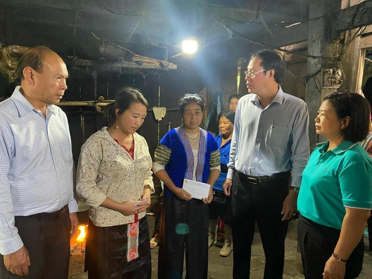 Ông Nguyễn Thành Trung cùng các thành viên đoàn cứu trợ hỏi thăm, hỗ trợ một gia đình tại xã Liên Minh, thị xã Sapa bị thiệt hãi do lũ ống.