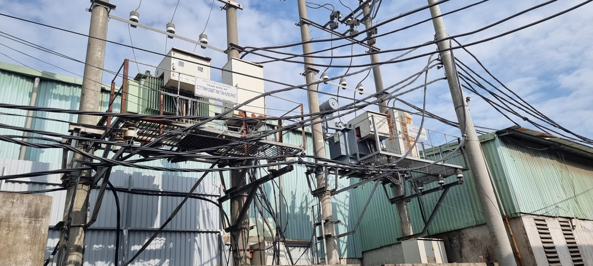 Cận cảnh trạm biến áp cung cấp điện sản xuất tại "cụm công nghiệp" Lại Dụ không phép.
