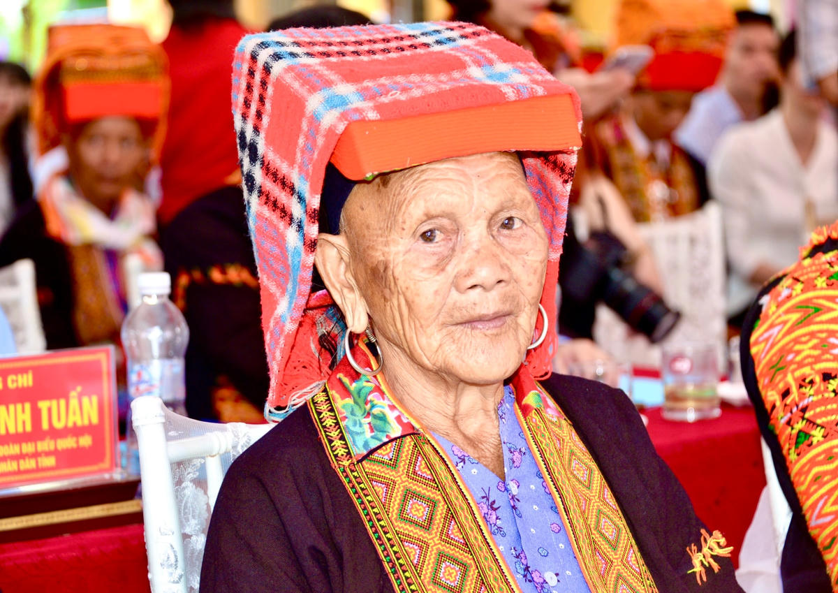 Cụ bà Triệu Thị Múi (84 tuổi) đã cuốc bộ hơn 5km đến Trường Mầm non xã Mẫu Sơn tham gia Ngày hội Đại đoàn kết.