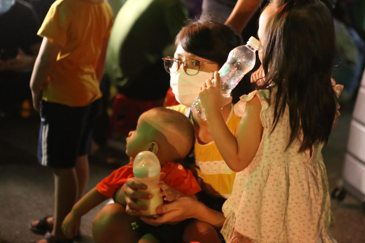 Bồng con nhỏ trên tay chị Thúy quê Nghê An chia sẻ: "Từ 19h 30,  tôi và gia đình chuẩn bị đồ đạc ra bến xe Nước Ngầm để về quê dịp nghỉ lễ 2-9. Nhưng dù đã mua được vé khá sớm nhưng hiện nhà xe vẫn đang sắp xếp chỗ ngồi vì vậy cả gia đình đang ngồi chờ".