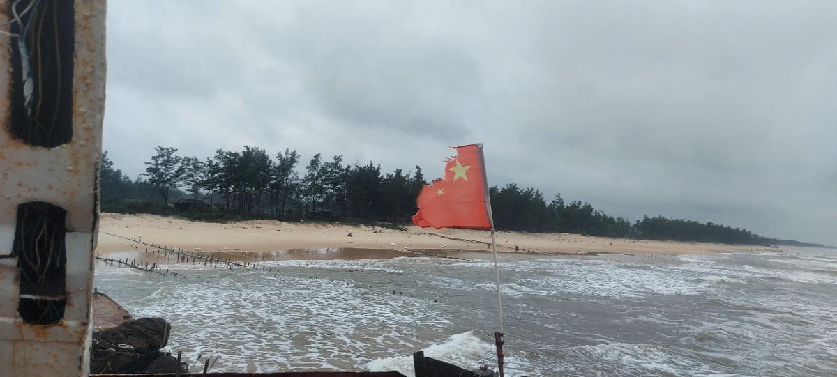 Trên tàu có 1 lá cờ bị rách.