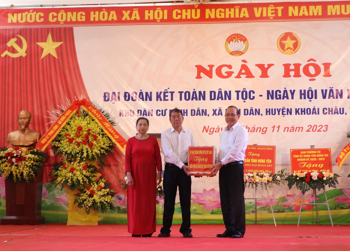 Phó Chủ tịch Ủy ban Trung ương MTTQ Việt Nam Hoàng Công Thủy trao quà tặng cán bộ, đảng viên, nhân dân thôn Bình Dân.