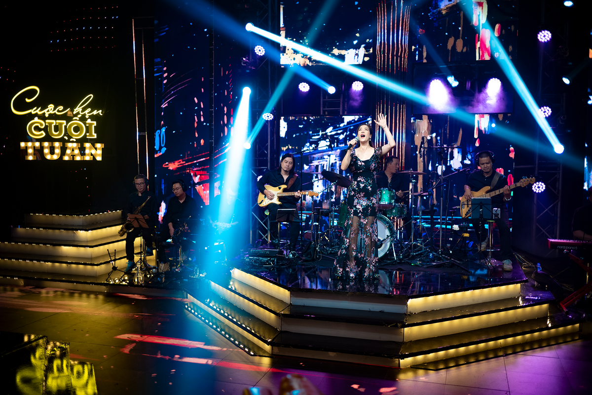 Thu Phương khoe giọng hát qua các ca khúc gắn liền với tên tuổi. 