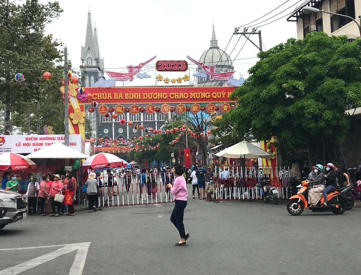 An ninh, trật tự ngoài cổng chính của chùa khá đảm bảo. (ảnh: Q.Đ).