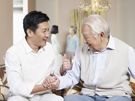 Người cao tuổi mùa lạnh nên thường xuyên vận động trong nhà, tránh tập luyện ở ngoài trời để phòng biến cố về sức khỏe. Ảnh: SKĐS.