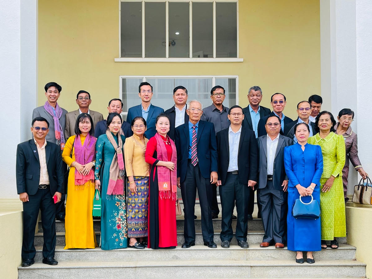 Đoàn công tác ỷ ban MTTQ Việt Nam tỉnh Bình Phước chụp hình lưu niệm cùng lãnh đạo, cán bộ Mặt trận Đoàn kết Phát triển Tổ quốc Campuchia tỉnh Tbong Kh’mum.