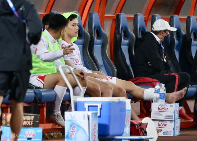 Nguyễn Hoàng Đức chấn thương, rời sân sớm khi Viettel hạ Công an Hà Nội 2-1 trên sân Hàng Đẫy ngày 14/2.