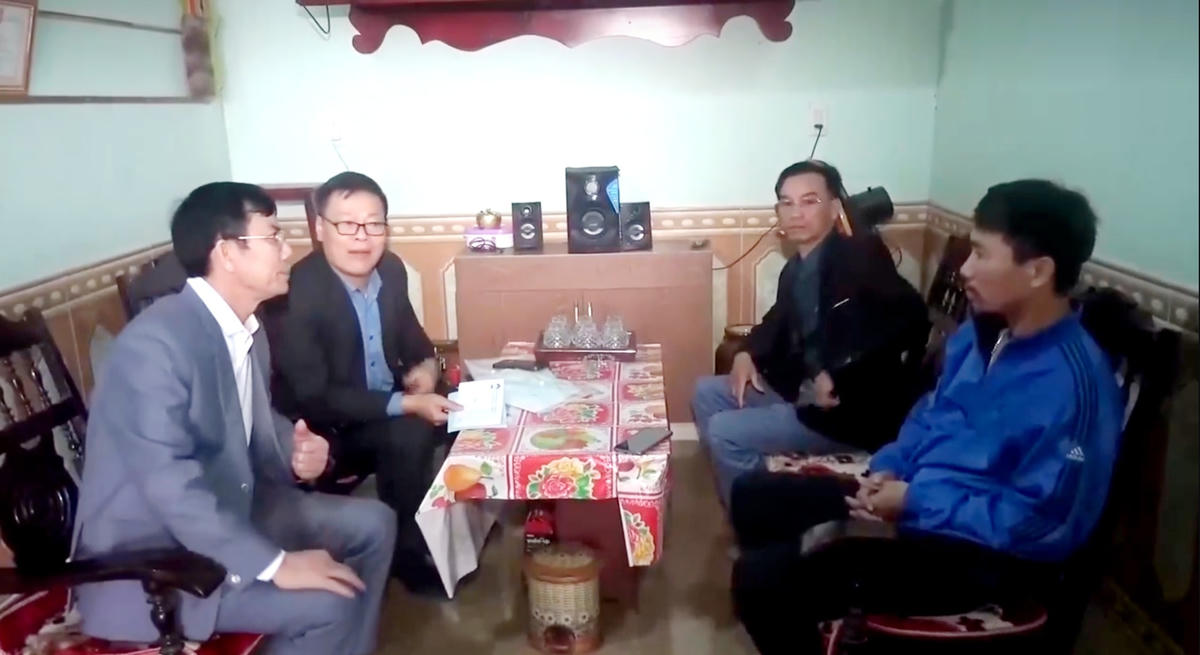 Đại diện lãnh đạo huyện Nghi Lộc thăm hỏi, động viên các gia đình có người mất và điều trị tại bệnh diện do bị nhiễm bụi phổi khi làm việc tại Công ty TNHH Châu Tiến. (ảnh MTTQ Nghi Lộc).