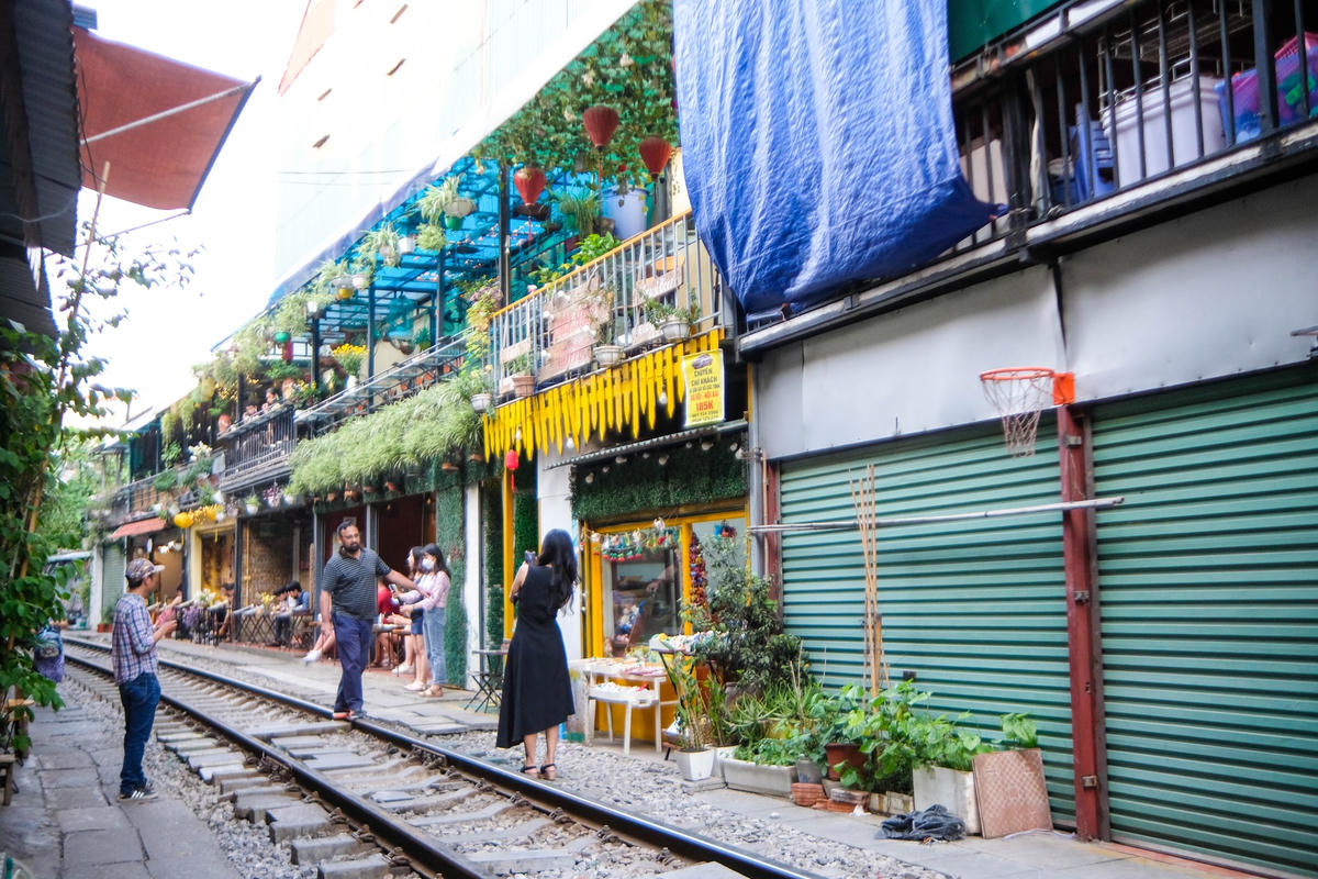 Thời gian vừa qua, nơi đây đã bắt đầu "nóng" trở lại và đón một lượng khách khá đông đến tham quan, du lịch. Nhiều du khách trong và ngoài nước đến đây đã đi bộ, chụp ảnh và tạo dáng trên đường tàu gây ra tình trạng mất an toàn đường sắt. 