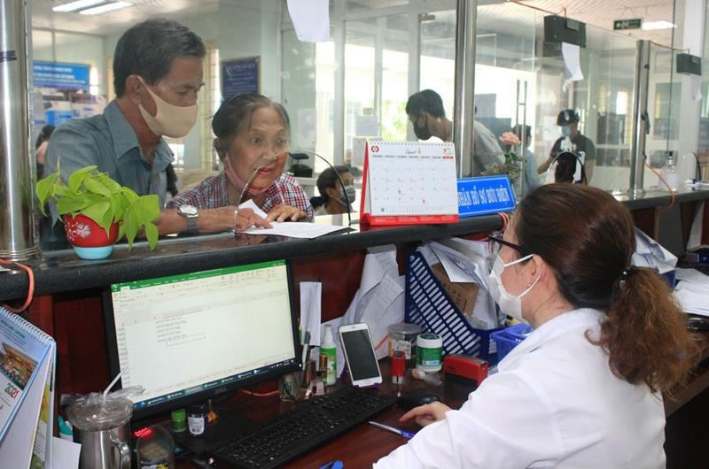 Người dân thực hiện các giao dịch liên quan đến bảo hiểm y tế tại Bảo hiểm xã hội tỉnh Đồng Nai.