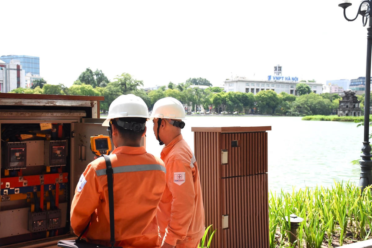 Kiểm tra an toàn đảm bảo điện dịp lễ Quốc khánh 2/9 tại Hà Nội.