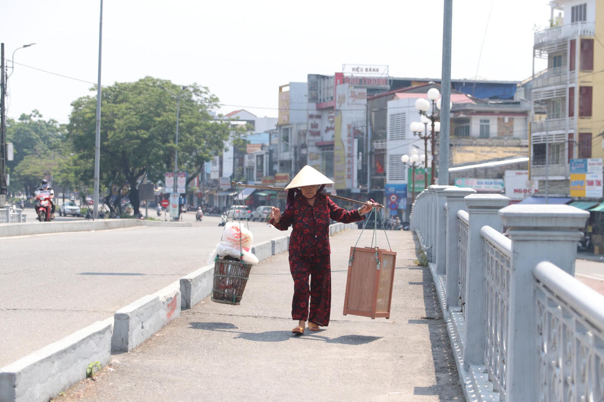 Tại tỉnh Thừa Thiên - Huế, thông tin từ Văn phòng Ban Chỉ huy PCTT-TKCN tỉnh, trong các ngày 6-7/5 được xem là đỉnh điểm của đợt nắng nóng lần này. Nhiệt độ cao nhất ghi nhận tại huyện miền núi Nam Đông trên 41 độ C, các địa phương khác trong tỉnh nhiệt độ giao động từ 39-40 độ C.