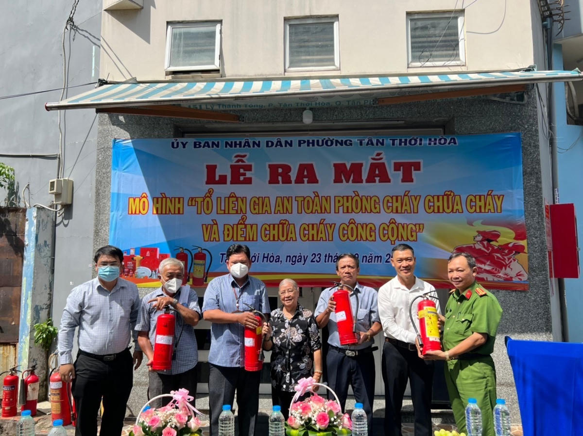 Trao tặng thiết bị phòng cháy chữa cháy cho người dân.
