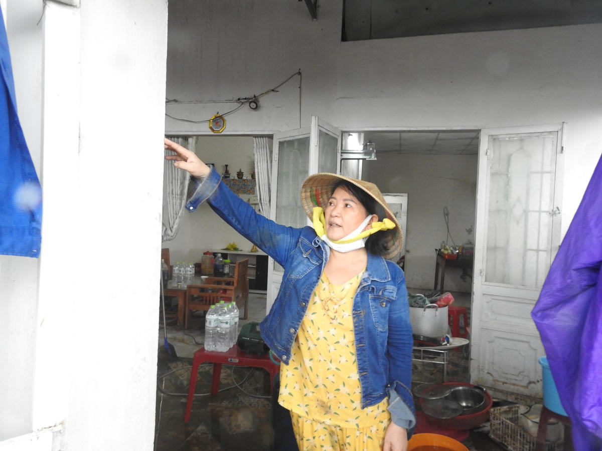 Đà Nẵng: Nước rút, người dân tất bật lùa bùn đất ra khỏi nhà