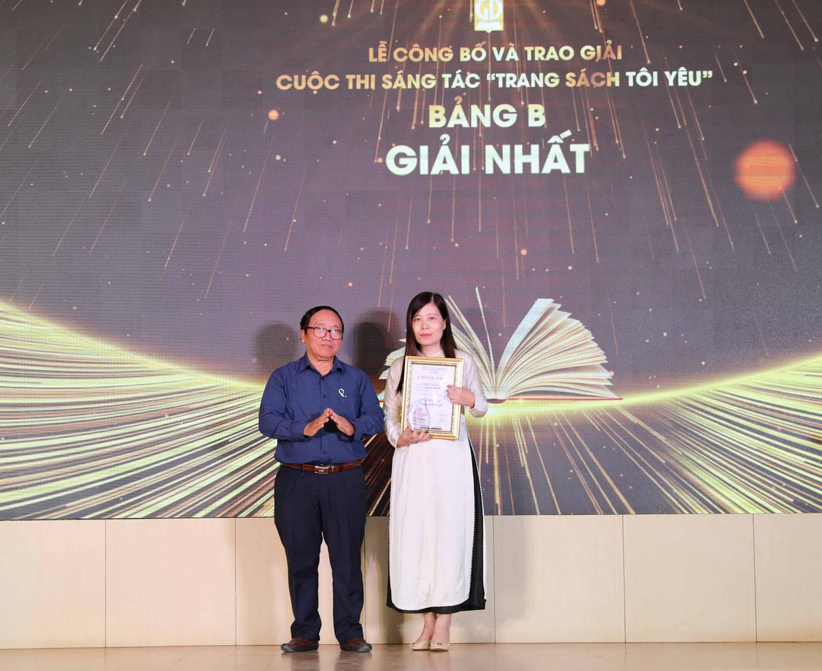 Nhà thơ Trần Đăng Khoa, Phó Chủ tịch Hội Nhà văn Việt Nam trao giải Nhất cho tác giả ở bảng B. Ảnh: Thanh Tùng.