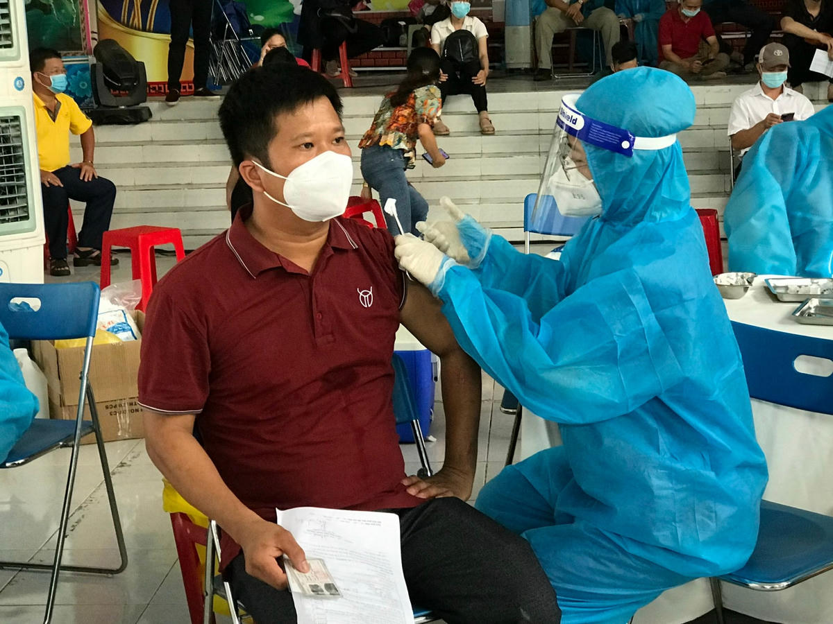 Ngành y tế Bình Dương đang tích cực vận động người dân tiêm đủ mũi vaccine để phòng tránh dịch diễn biến phức tạp.