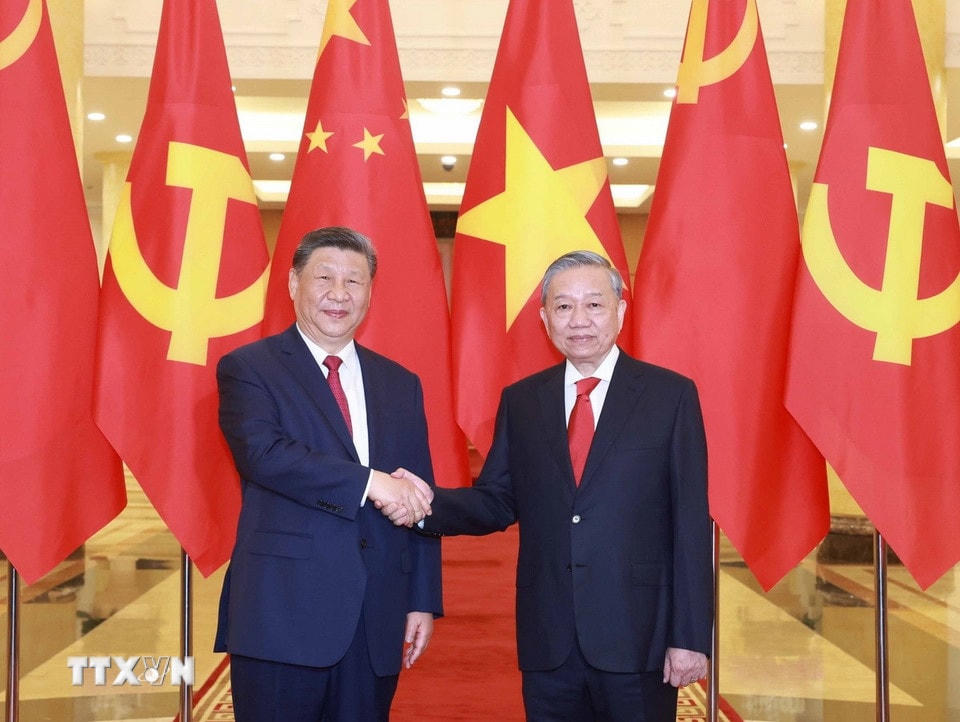 Tổng Bí thư Tô Lâm và Tổng Bí thư, Chủ tịch nước Trung Quốc Tập Cận Bình chụp ảnh chung. (Ảnh: Thống Nhất/TTXVN)