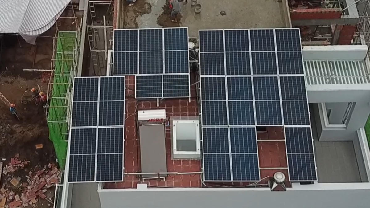 Ngày càng nhiều hộ gia đình sử dụng điện năng lượng mặt trời áp mái. Ảnh: ALENA.