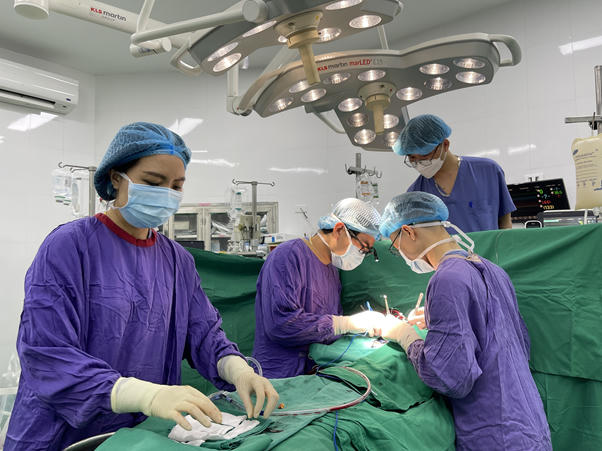 Các bác sĩ đang thực hiện ca ghép tạng (Sưu tầm).