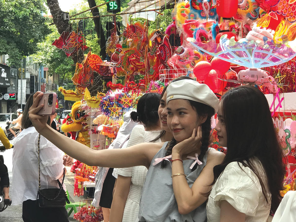 Thời điểm đầu thu thời tiết mát mẻ cũng là lúc nhiều bạn trẻ rủ nhau lên phố Hàng Mã để chụp ảnh.  