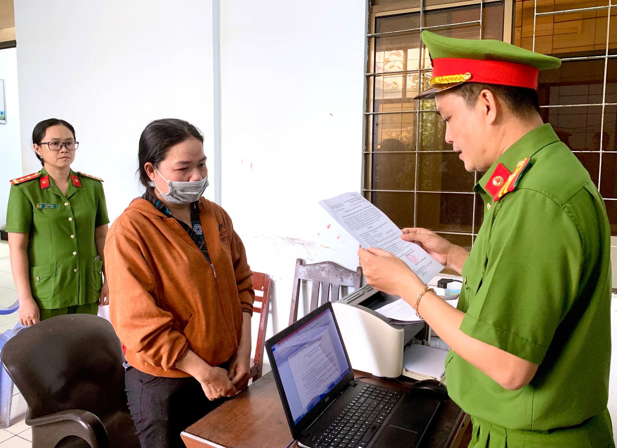 Cơ quan Cảnh sát điều tra Công an tỉnh Bạc Liêu tống đạt quyết định khởi tố bị can, lệnh bắt bị can để tạm giam đối với Lâm Thị Tám.