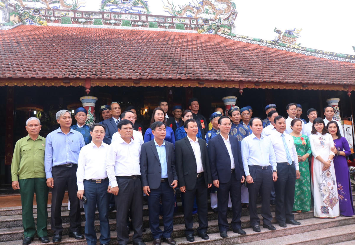 Thường trực Ban Bí thư Võ Văn Thưởng và Phó Chủ tịch - Tổng thư ký UBTƯ MTTQ Việt Nam Lê Tiến Châu chụp ảnh lưu niệm cùng cán bộ và nhân dân Tổ dân phố 1.