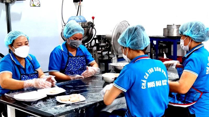 Chả cá thu Sơn Phương đã tận dụng nguồn nguyên liệu sẵn có tại chỗ, tạo công ăn việc làm cho nhiều lao động.