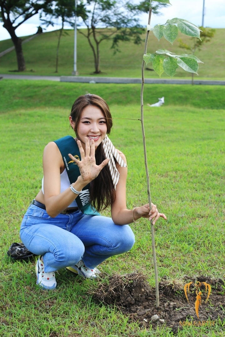 Trong cuộc thi, người đẹp chia sẻ việc thường xuyên thay đổi môi trường sống mang đến cho cô nhiều trải nghiệm và tác động đến tính cách.