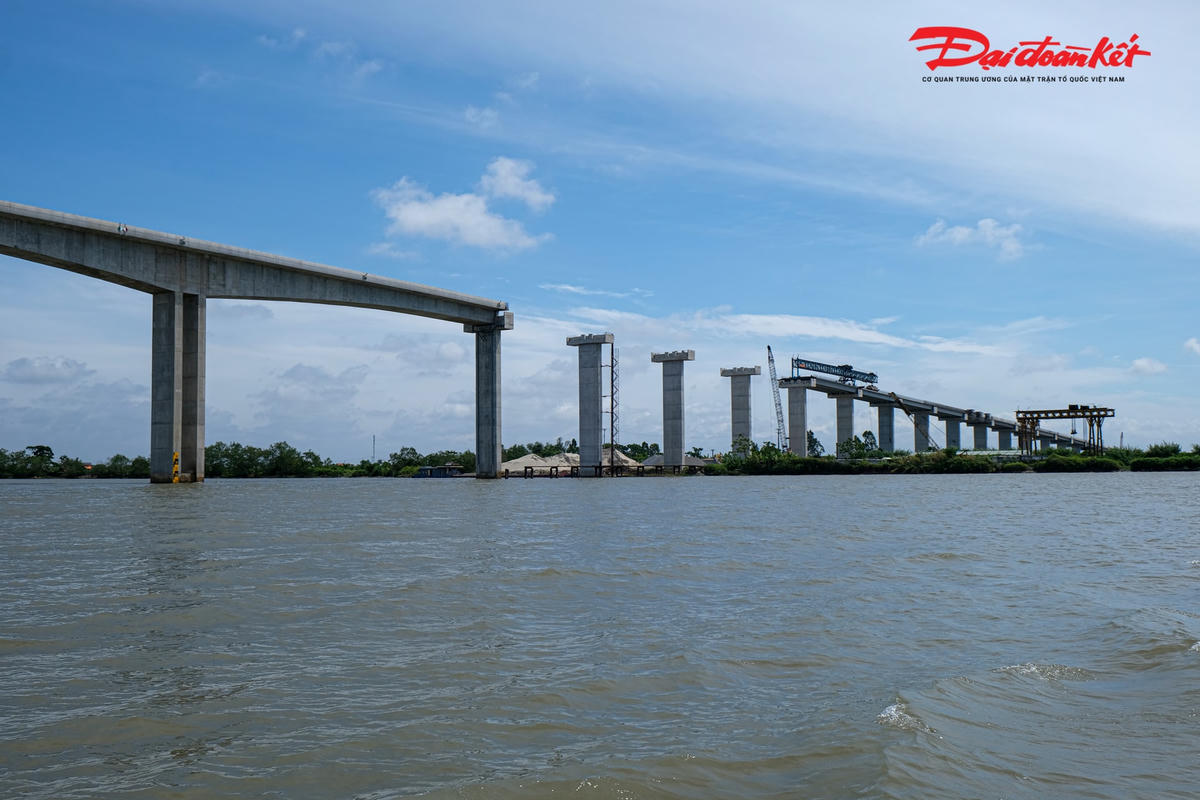 Được biết, vị trí cầu Văn Úc cách cửa biển 1 km, cách khu lịch Đồ Sơn khoảng 4 km. Vì vậy, dự án này nằm vị trí cửa biển có nước mặn và thủy triều lên xuống hàng ngày khiến việc thi công gặp nhiều khó khăn.