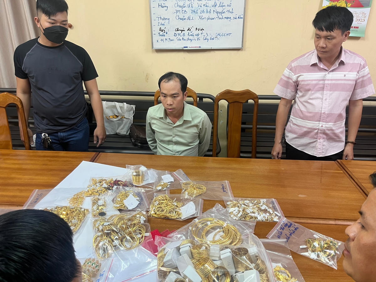 Đối tượng bị bắt cùng tang vật tại cơ quan điều tra.