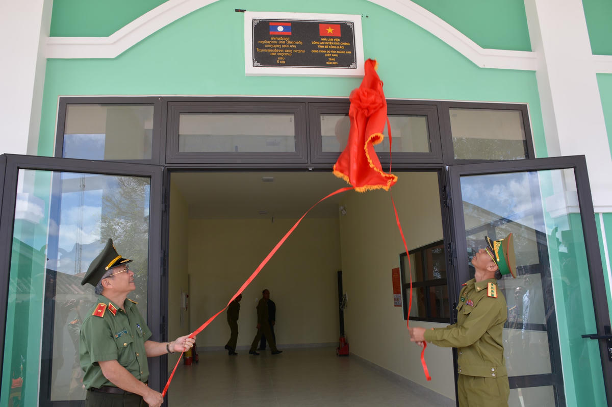 Thiếu tướng Nguyễn Đức Dũng (bên trái) thực hiện nghi thức cắt bằng Lễ khánh thành.