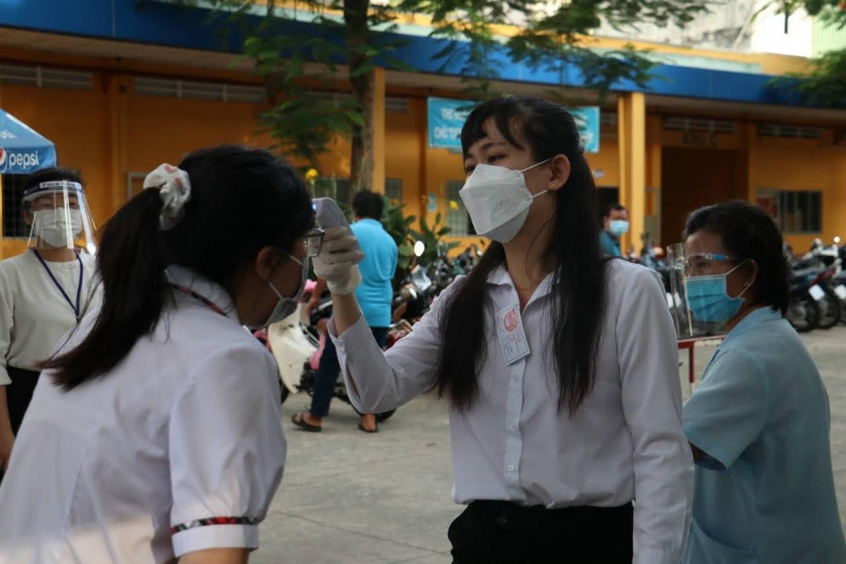 Thí sinh tham gia làm thủ tục thi.
