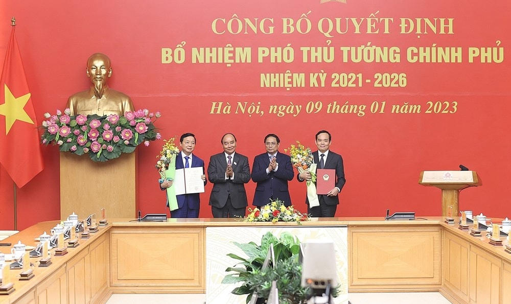 Chủ tịch nước Nguyễn Xuân Phúc và Thủ tướng Phạm Minh Chính trao quyết định bổ nhiệm Phó Thủ tướng Chính phủ cho ông Trần Lưu Quang và ông Trần Hồng Hà. (Ảnh: Dương Giang/TTXVN).
