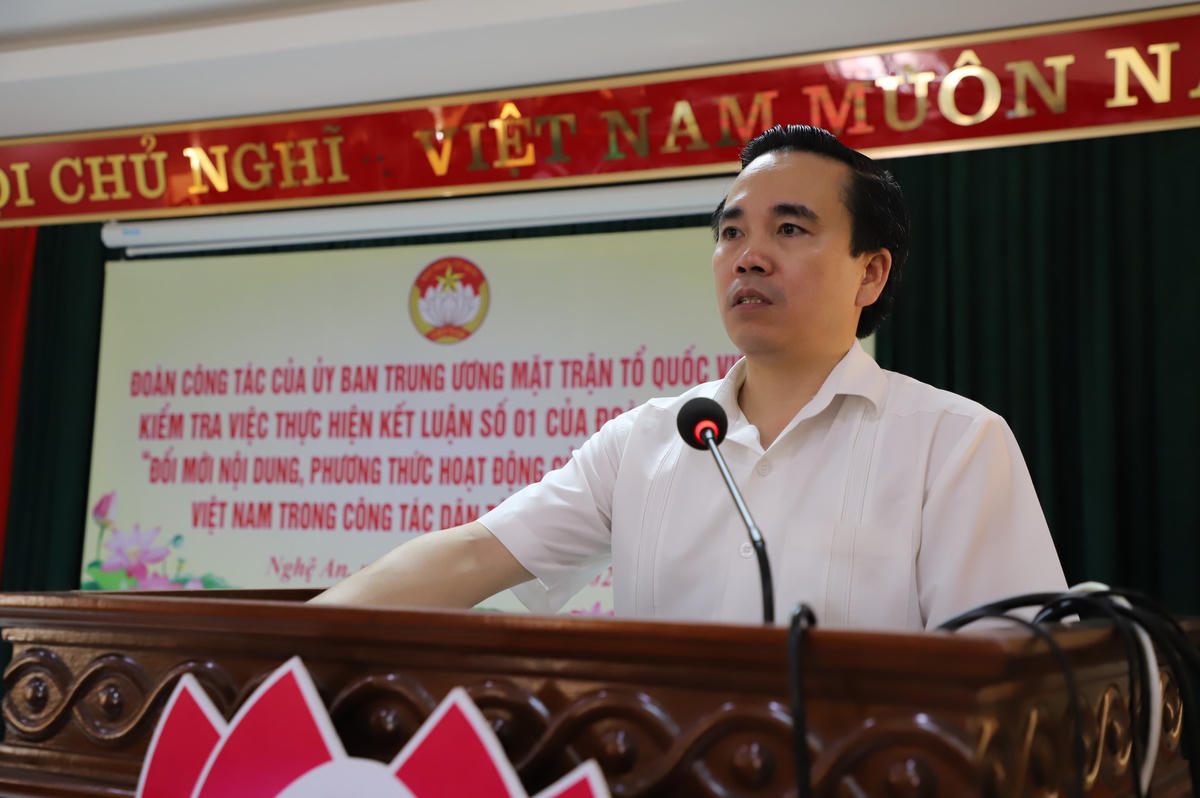 Ông Lê Văn Ngọc, Phó Chủ tịch Thường trực Ủy ban MTTQ tỉnh Nghệ An báo cáo việc thực hiện Kết luận số 01/KL-ĐCT về "Đổi mới nội dung, phương thức hoạt động của MTTQ Việt Nam trong công tác dân tộc” của tỉnh Nghệ An trong 7 năm qua.