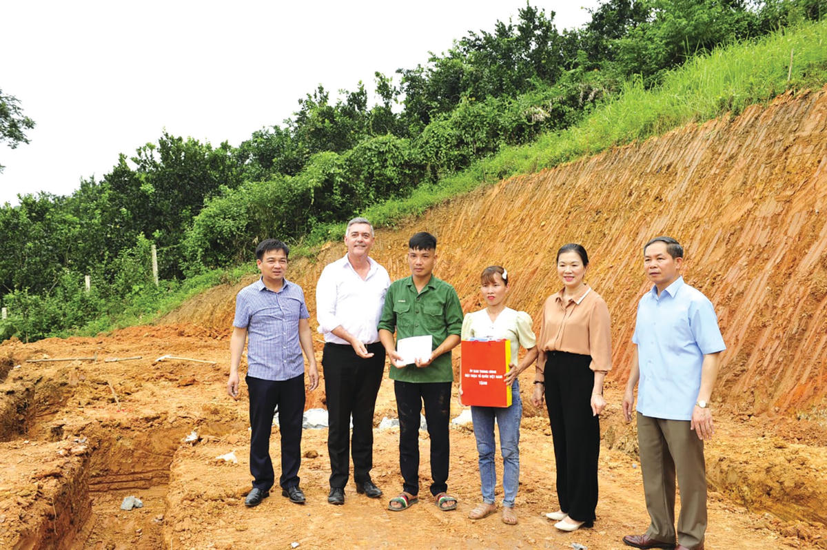 Phó Chủ tịch UBTƯ MTTQ Việt Nam Trương Thị Ngọc Ánh tặng quà cho hộ nghèo tại tỉnh Tuyên Quang. Ảnh: Tiến Đạt.  
