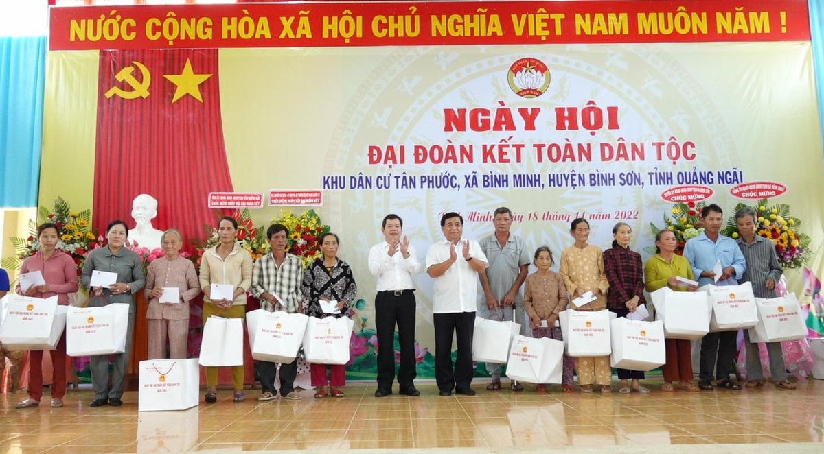 Ông Nguyễn Chí Dũng tặng quà cho các hộ gia đình khó khăn ở thôn Tân Phước.