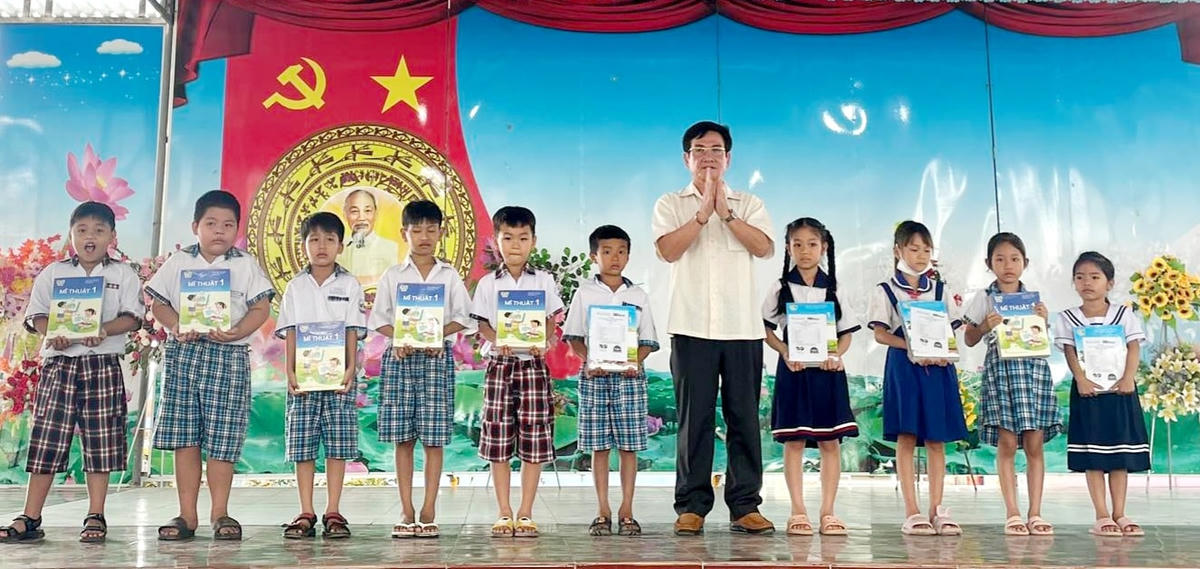 Đại diện Công ty Cổ phần sách – thiết bị trường học tỉnh Bạc Liêu tặng sách giáo khoa cho học sinh có hoàn cảnh khó khăn ở huyện Hoà Bình.