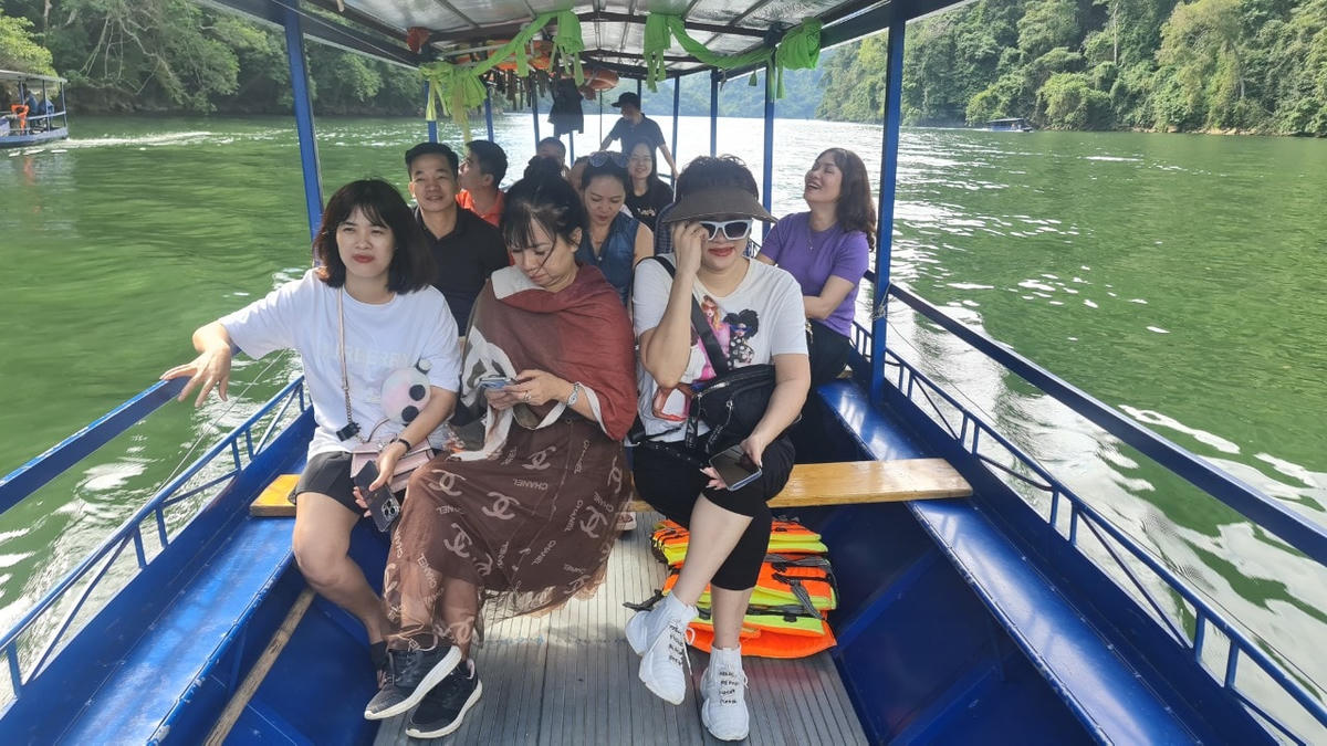 Ngồi trên thuyền, lướt nhẹ trên mặt hồ, ngắm nhìn thiên nhiên kỳ thú ở Hồ Ba Bể là một trải nghiệm tuyệt vời.