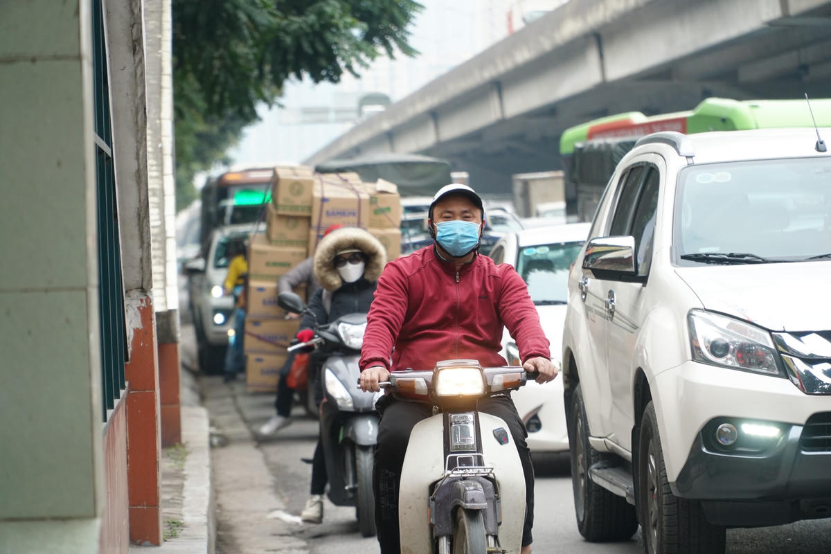 Tại tuyến đường Khuất Duy Tiến tình trạng ùn tắc cũng tương tự.