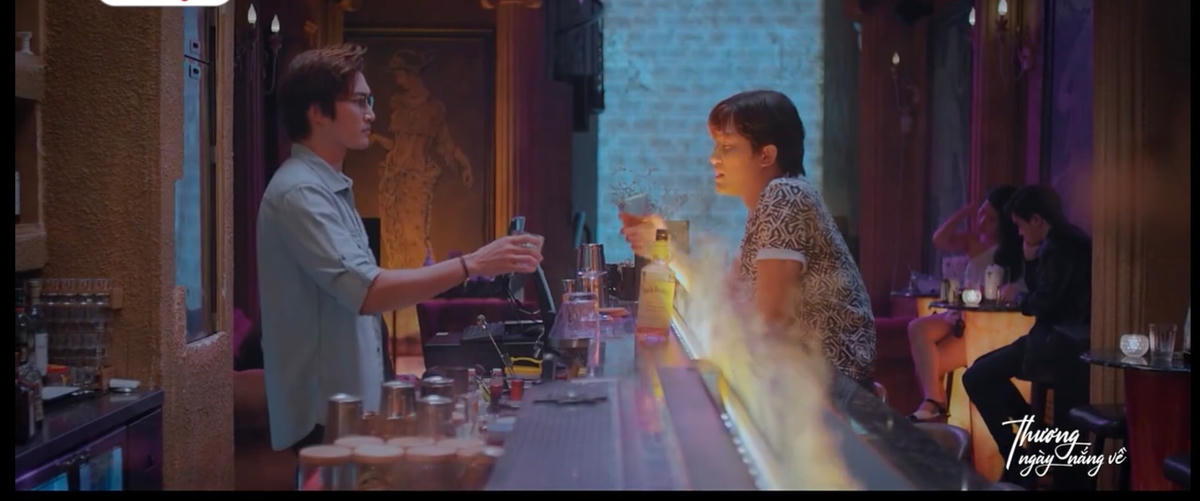 Duy tìm gặp Đông Phong sau khi nói chuyện với Vân Trang. Ảnh: CMH. 