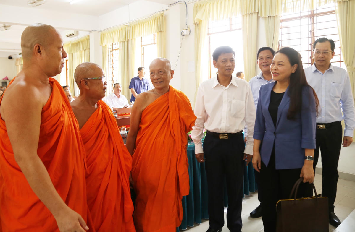 Phó Chủ tịch – Tổng Thư ký Nguyễn Thị Thu Hà gặp gỡ, trò chuyện cùng các vị chức sắc. 