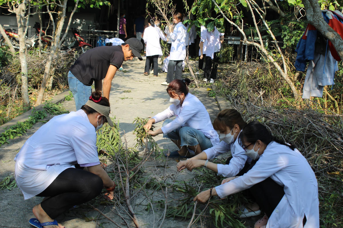 Sinh viên Khoa Dược Trường Đại học Y dược TPHCM thực tập tại Trung tâm.  